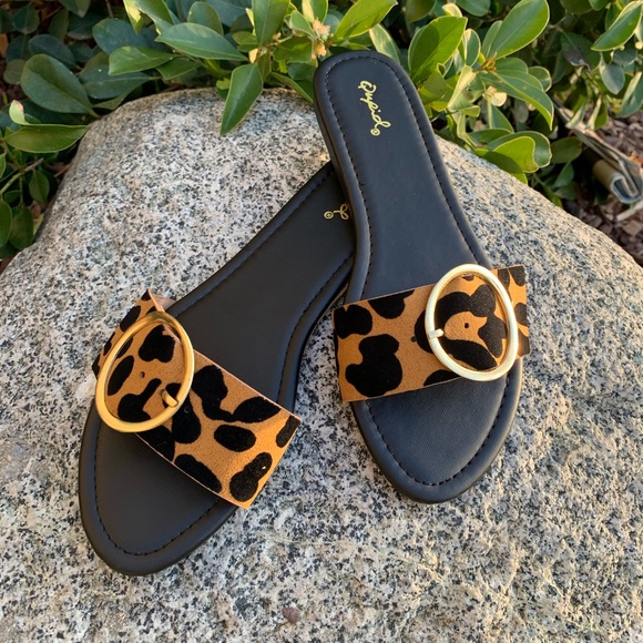 Cali Love - Leopard Slide on Sandals - Picture 2 of 7